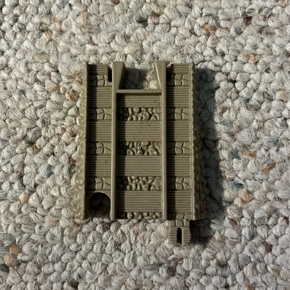 Thomas the tank engine, 2 piece transition between blue and brown track - Picture 2 of 3